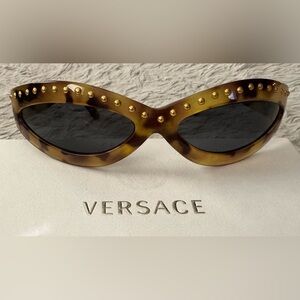 VERSACE VINTAGE NWOT Medusa Gianni Oval Tortoise Riveted Wrap Around Sunglasses